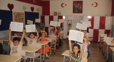 Öğrencilerin karne heyecanı