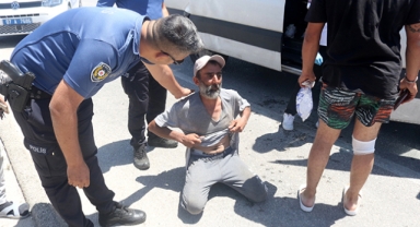 Oğulları kaza yapan baba diz çöküp ağladı