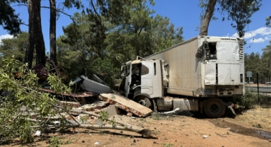 Önce ağaçlara sonra lojman deposuna çarptı