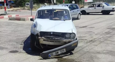 Otobüsle çarpışan otomobildeki 3 kişi yaralandı