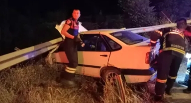 Otomobil bariyerlere saplandı: 2 yaralı