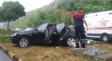Otomobil beton direğe çarptı; 4 yaralı