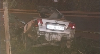 Otomobil direğe çarptı... Genç sürücü hayatını kaybetti