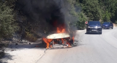 Otomobildeki yangın ormana sıçradı! Kontrol altına alındı