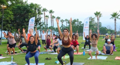 Sahilde yoga yaptılar