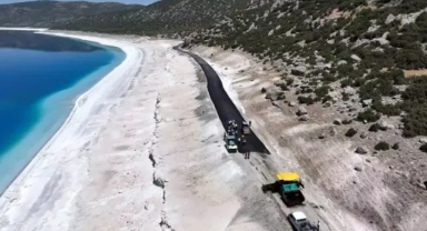 Salda Gölü'ndeki yola asfalt tepkisi
