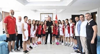 Şampiyon kızlar Uysal’ın yanında