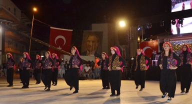 Şenlikte türkü gecesi