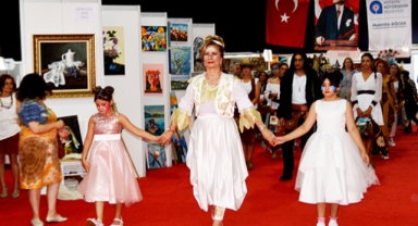 Sergi ve defile bir arada