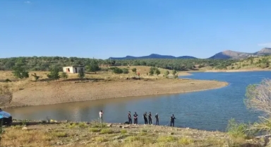 Serinlemek için girdiği gölette boğuldu