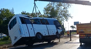 Servis midibüsü devrildi: Sürücü öldü, 7 kişi yaralı