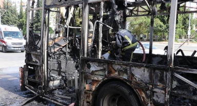 Seyir halinde alev aldı! Şoför yolcuları tahliye etti