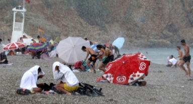 Sıcaktan bunalanlar denizde yağmura yakalandı
