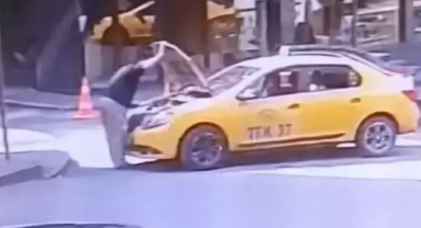 Takside alev aldı...Yolcusu son anda indirdi
