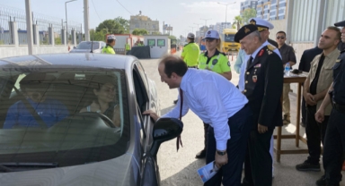 Tatilcileri kent girişinde karşıladı