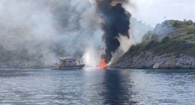 Yangın çıkan tekne kullanılamaz hale geldi