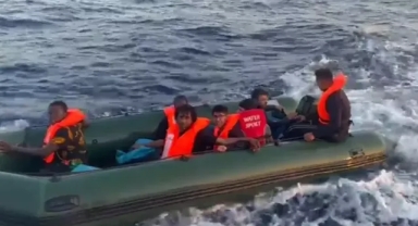 14 kaçak göçmen ile 1 göçmen kaçakçısı yakalandı