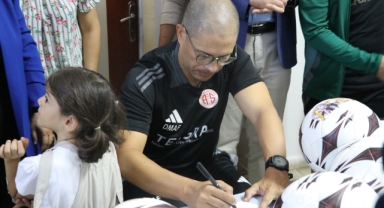 Alex de Souza, el dikim top atölyesini gezdi