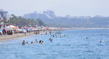 Antalya'da sıcak havadan bunalanlar plajları doldurdu