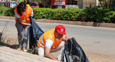 Belediye başkanı sokak sokak çöp topladı