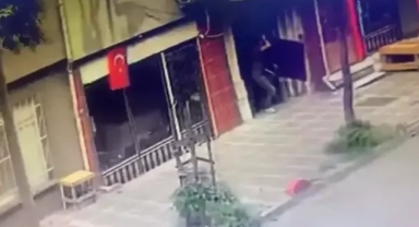 Binanın demir kapısını çaldılar