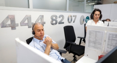 Çözüm masasında telefon cevapladı