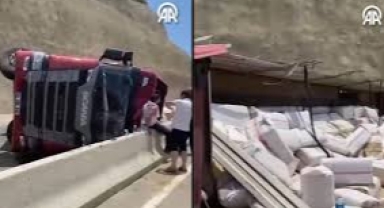 Devrilen saman yüklü tırın sürücüsü yaralandı