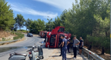 Devrilen tırın sürücüsü yaralandı