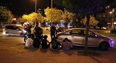 'Dur' ihtarına uymadılar... Arabadaki uyuşturucuyu yola attılar