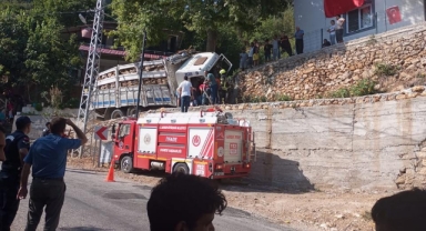 Duvara çarpan kamyonun sürücüsü yaralandı