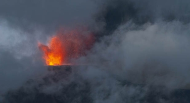 Etna Yanardağı lav püskürtüyor