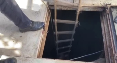 Evi yakıp kendini kuyuya attı... Ekipler kurtardı