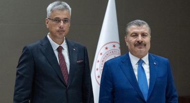 Fahrettin Koca görevi Memişoğlu'na devretti