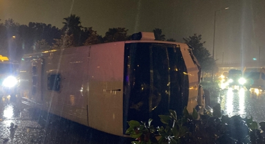 Fırtına minibüsü devirdi: Sürücü yaralandı
