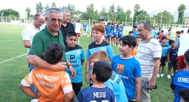 Futbol okulunu ziyaret etti