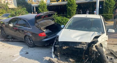 İki otomobil çarpıştı: 3 yaralı