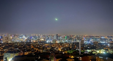 Gökyüzünden süzülen ışık kümesi şaşkınlık yarattı...Görenler telefona sarıldı!