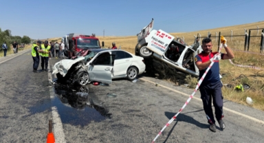 Hafif ticari araçla otomobilin çarpıştığı kazada 4 kişi öldü