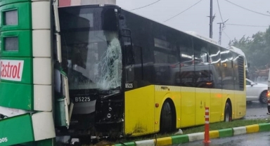 İETT otobüsü 3 araca çarptı, 3 kişi yaralandı