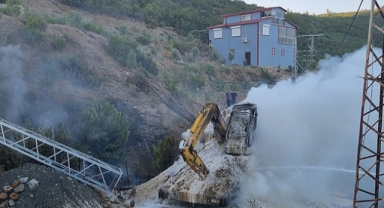 İş makinası elektrik tellerine takıldı... Çıkan yangın söndürüldü