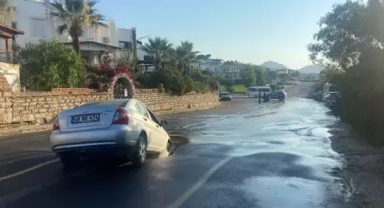 İsale hattı patladı... Otomobil çukura düştü
