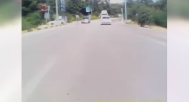 Kamyondan tomruk düştü... Kıl payı kaza olmadı