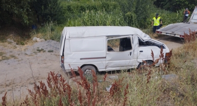 Kamyonet şarampole devrildi: 5 kişi yaralandı