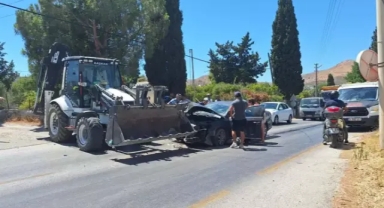Kepçe ile çarpışan otomobil sürücüsü öldü