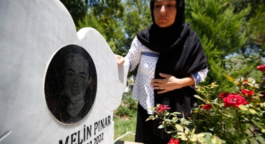 Mahra'nın annesi kızının mezarı başında