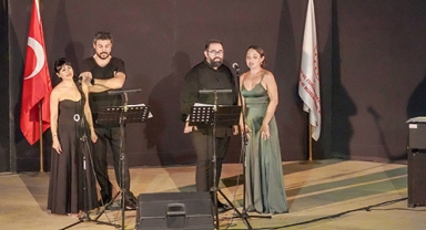 Opera severler müze bahçesinde buluştu