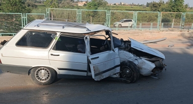 Otomobil aydınlatma direğine çarptı