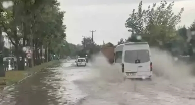 Sağanak yolları göle çevirdi