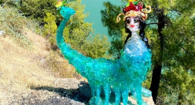 'Şahmaran' efsanesini heykelleştirdi