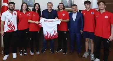 Şampiyon yüzücüleri kabul etti